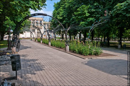 Forged Figures Park, Donetsk, Ukraine photo 2