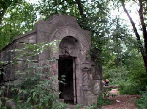 Kiev secret place - Lost graveyards and half-built mental home