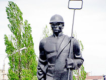 Enakievo steel-makers monument