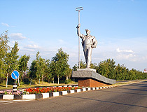 Monument to metallurgists at the entrance to Mariupol