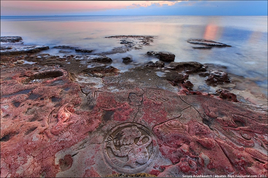 Drawings on the rocks near Sevastopol, Ukraine view 1