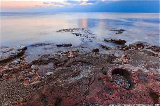 Drawings on the rocks near Sevastopol, Ukraine view 2