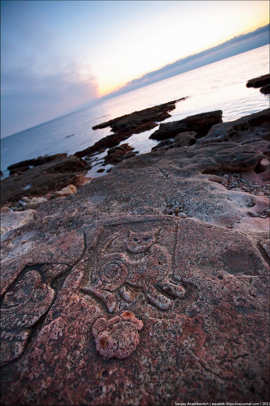 Drawings on the rocks near Sevastopol, Ukraine view 4