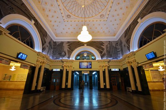 Donetsk railway station, Ukraine photo 2