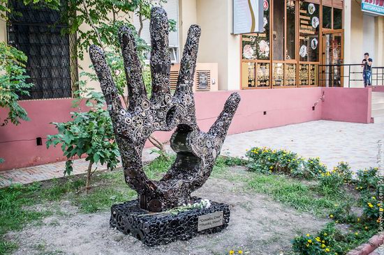 Steve Jobs, Apple founder, monument in Odessa, Ukraine photo 1