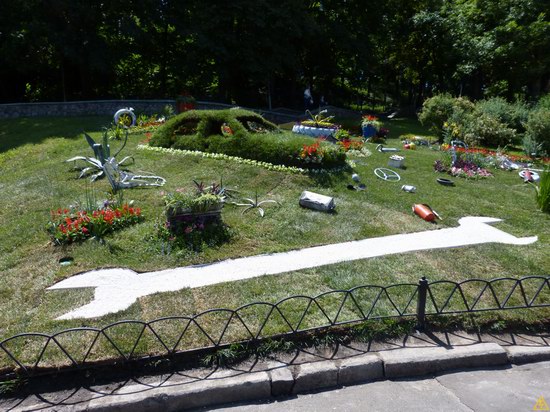 Exhibition of flower cars at Pevcheskoe Pole in Kiev, Ukraine photo 2