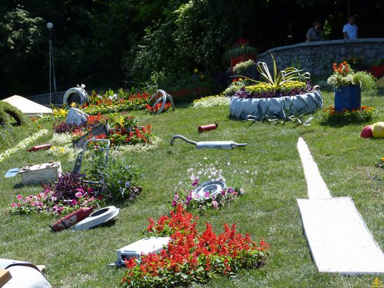 Exhibition of flower cars at Pevcheskoe Pole in Kiev, Ukraine photo 3