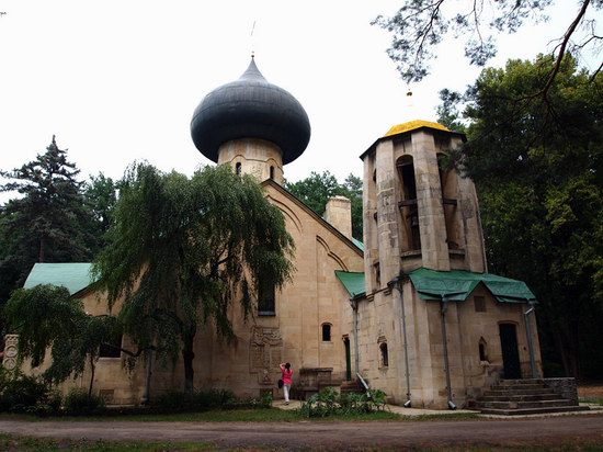 Church in Natalievka estate, Kharkov region, Ukraine photo 1