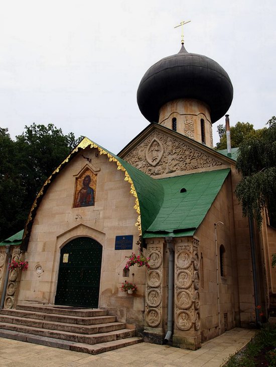 Church in Natalievka estate, Kharkov region, Ukraine photo 3