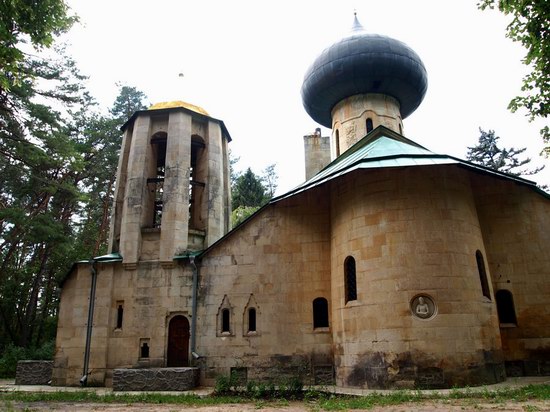 Church in Natalievka estate, Kharkov region, Ukraine photo 6