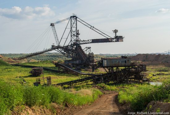 Post-apocalyptic mining machinery, Ukraine photo 10