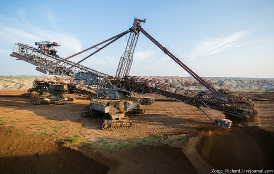 Post-apocalyptic mining machinery, Ukraine photo 12