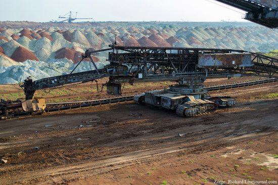 Post-apocalyptic mining machinery, Ukraine photo 13