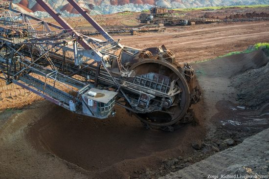 Post-apocalyptic mining machinery, Ukraine photo 14