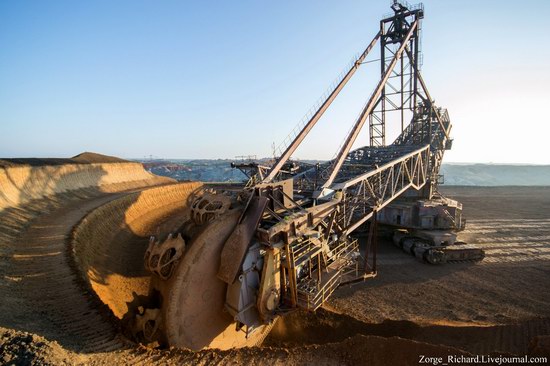 Post-apocalyptic mining machinery, Ukraine photo 16