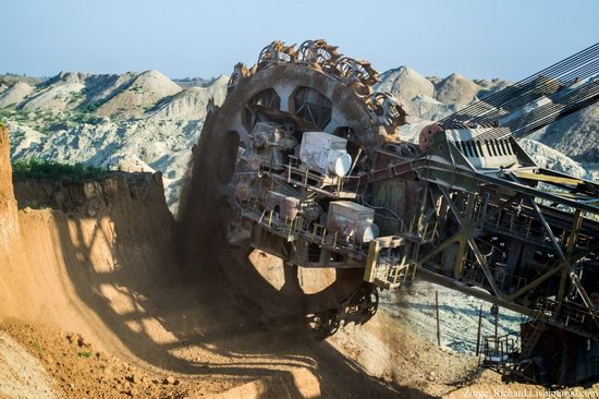 Post-apocalyptic mining machinery, Ukraine photo 18