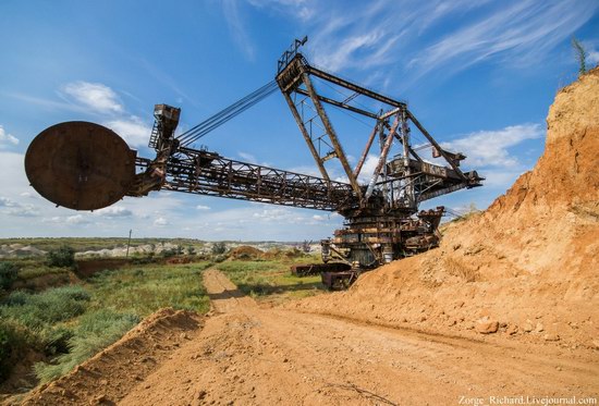 Post-apocalyptic mining machinery, Ukraine photo 2