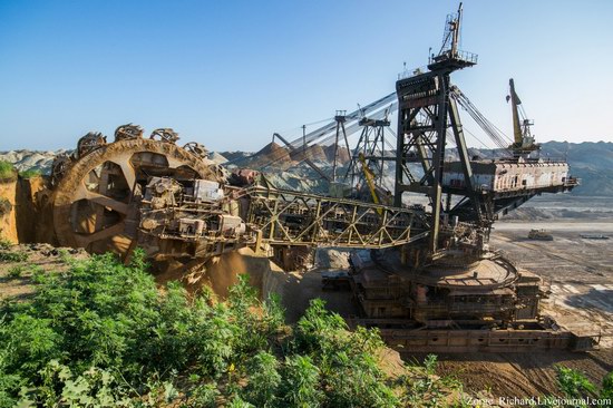 Post-apocalyptic mining machinery, Ukraine photo 20