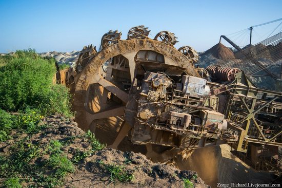 Post-apocalyptic mining machinery, Ukraine photo 21