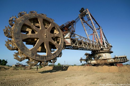 Post-apocalyptic mining machinery, Ukraine photo 23