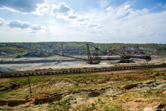 Post-apocalyptic mining machinery, Ukraine photo 3