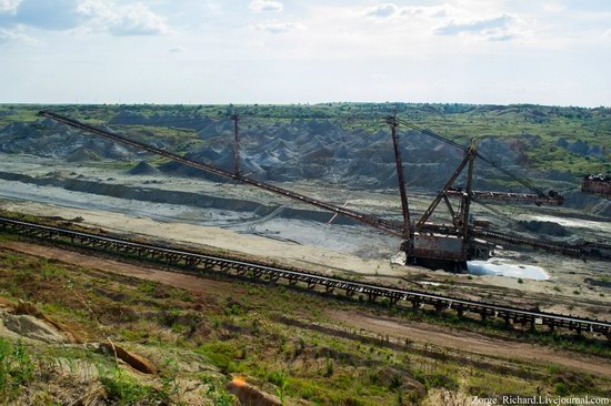 Post-apocalyptic mining machinery, Ukraine photo 4