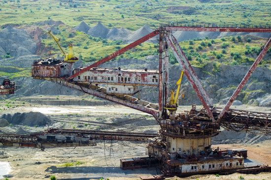 Post-apocalyptic mining machinery, Ukraine photo 6