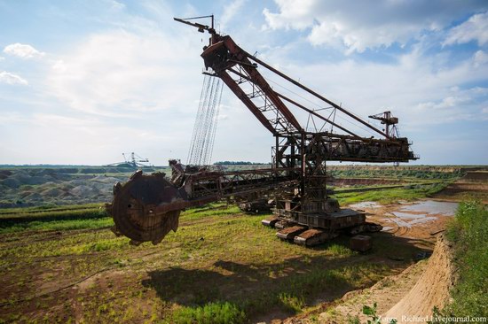 Post-apocalyptic mining machinery, Ukraine photo 7