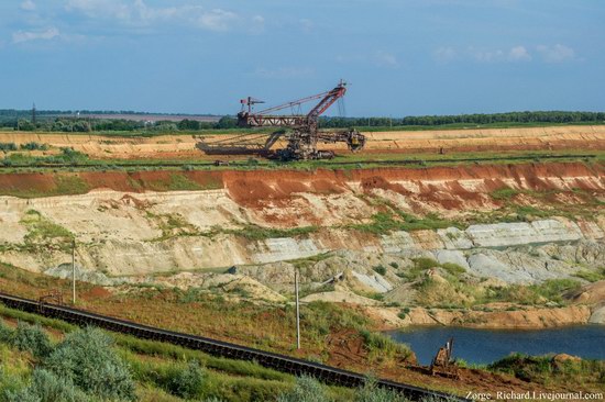 Post-apocalyptic mining machinery, Ukraine photo 8