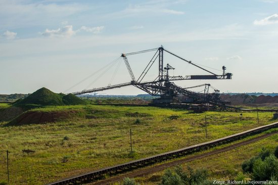 Post-apocalyptic mining machinery, Ukraine photo 9