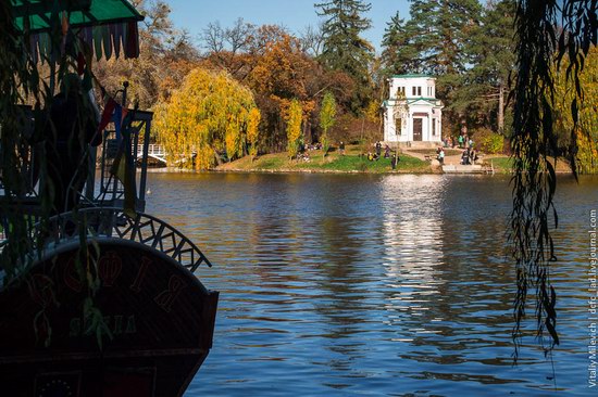 Golden Autumn in Sofiyivka Park, Uman, Ukraine photo 11