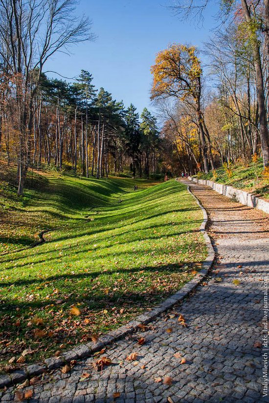 Golden Autumn in Sofiyivka Park, Uman, Ukraine photo 9