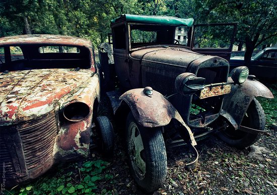 Abandoned vintage cars, Ukraine, photo 1