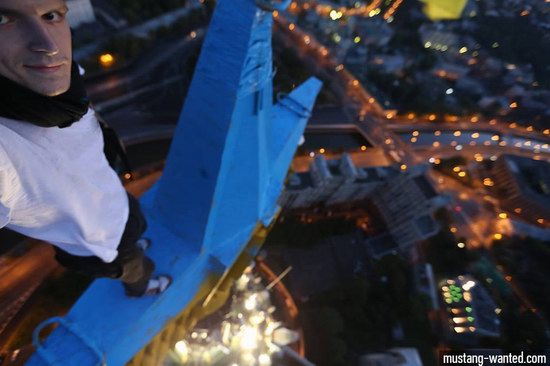 Ukrainian flag raised over Moscow, Russia, photo 4