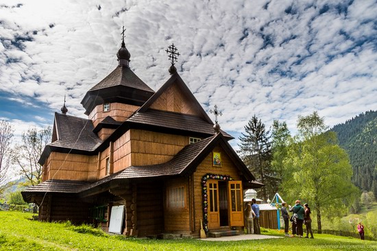 Church in Kryvorivnia, Ukraine, photo 2