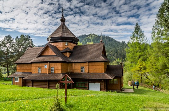 Church in Kryvorivnia, Ukraine, photo 4