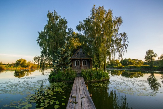 Fairy-tale house in the middle of the lake near Kyiv, Ukraine, photo 1