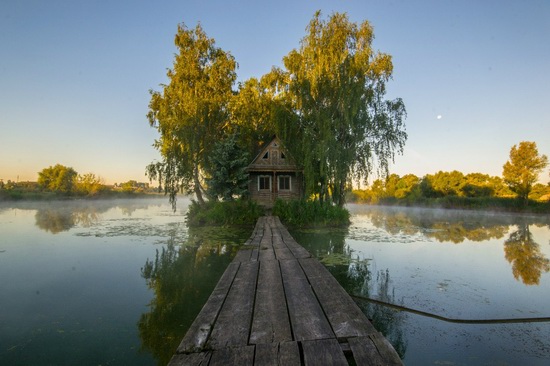 Fairy-tale house in the middle of the lake near Kyiv, Ukraine, photo 11