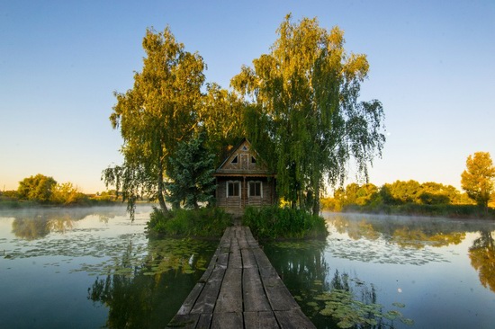 Fairy-tale house in the middle of the lake near Kyiv, Ukraine, photo 12