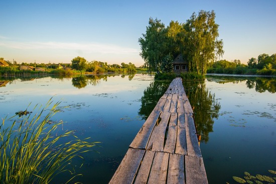 Fairy-tale house in the middle of the lake near Kyiv, Ukraine, photo 2