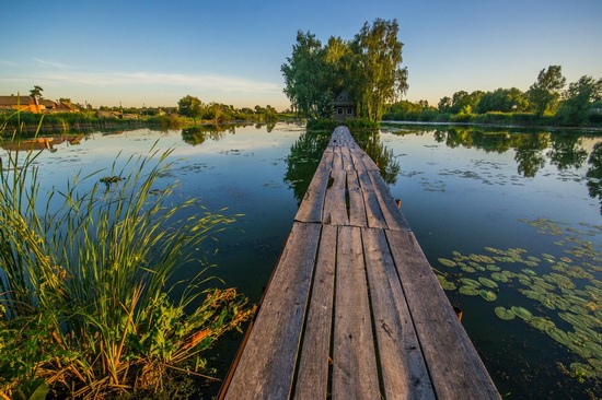 Fairy-tale house in the middle of the lake near Kyiv, Ukraine, photo 3