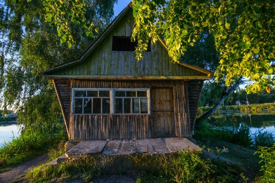 Fairy-tale house in the middle of the lake near Kyiv, Ukraine, photo 5