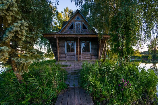 Fairy-tale house in the middle of the lake near Kyiv, Ukraine, photo 7