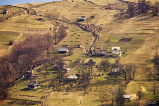 Sunny April day in the Ukrainian Carpathians, photo 1