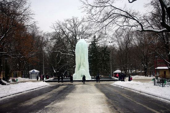 Frozen Fountain in Kharkiv, Ukraine, photo 1