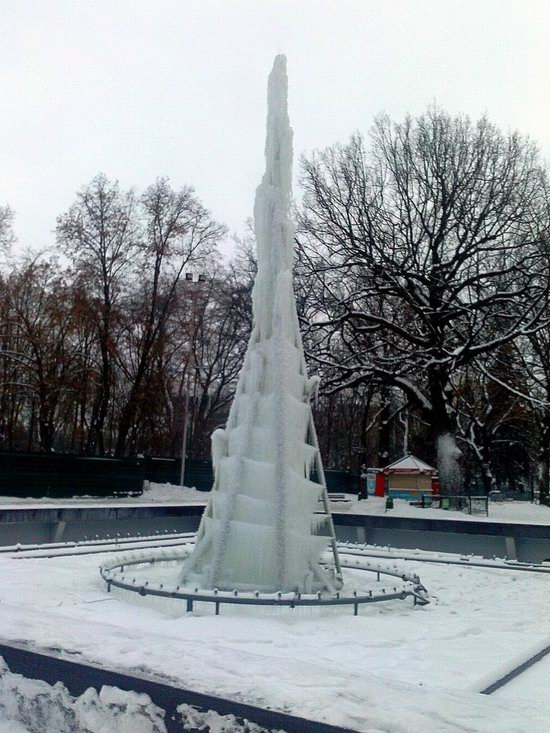 Frozen Fountain in Kharkiv, Ukraine, photo 2