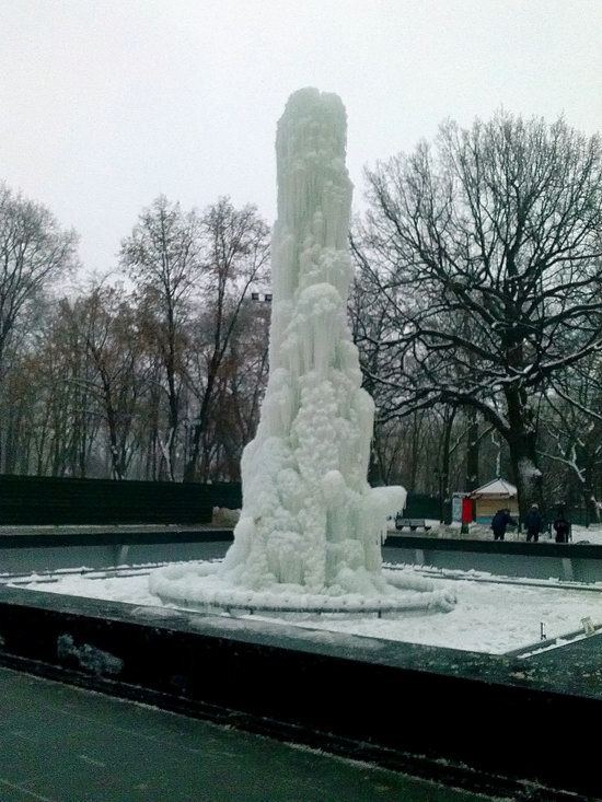 Frozen Fountain in Kharkiv, Ukraine, photo 3