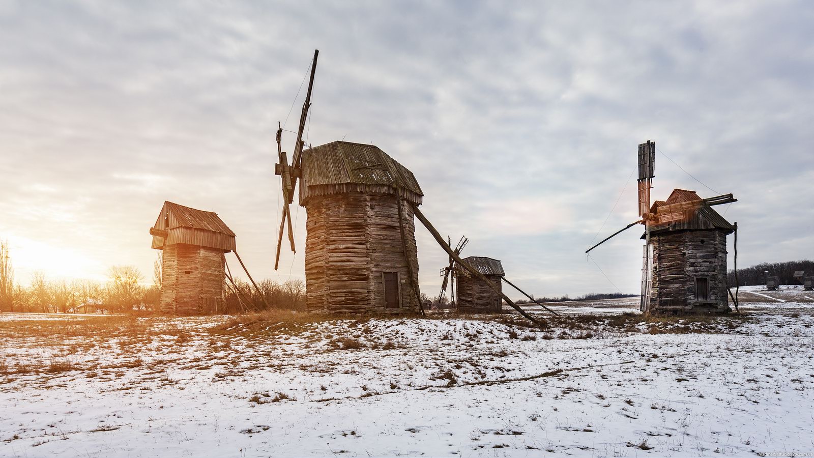 Moinho de vento de madeira velho em pyrohiv ucrânia