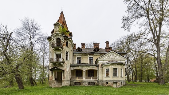 Abandoned villa in Nyzhankovychi, Lviv region, Ukraine, photo 1