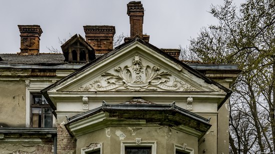 Abandoned villa in Nyzhankovychi, Lviv region, Ukraine, photo 6